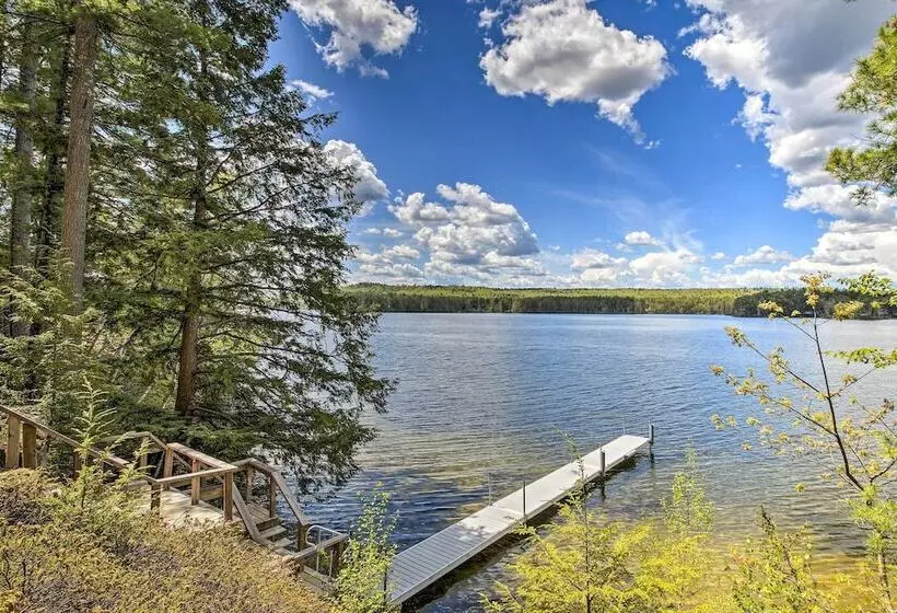 Lakefront Cottage: Boat Dock, Patio & Kayaks!