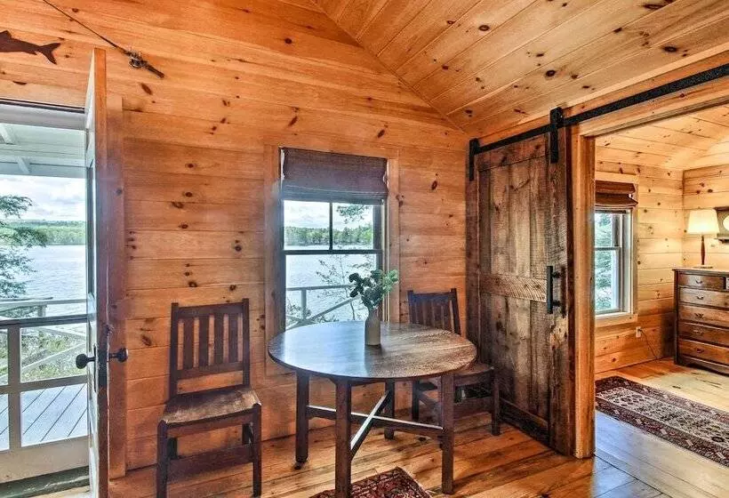 Lakefront Cottage: Boat Dock, Patio & Kayaks!