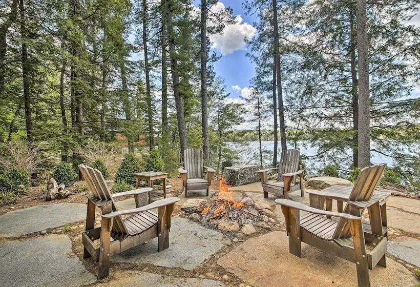 Lakefront Cottage: Boat Dock, Patio & Kayaks!