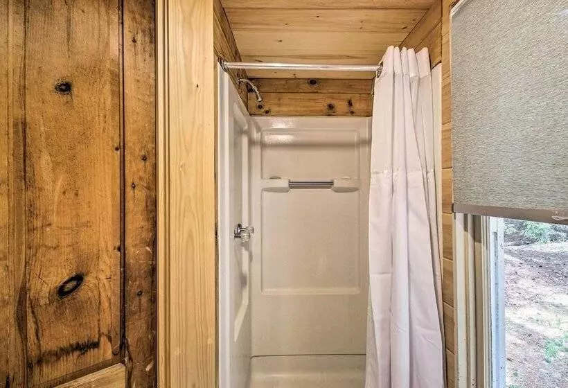 Lakefront Cottage: Boat Dock, Patio & Kayaks!