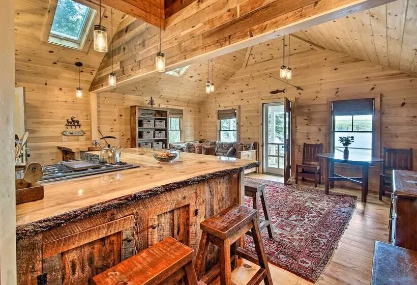 Lakefront Cottage: Boat Dock, Patio & Kayaks!