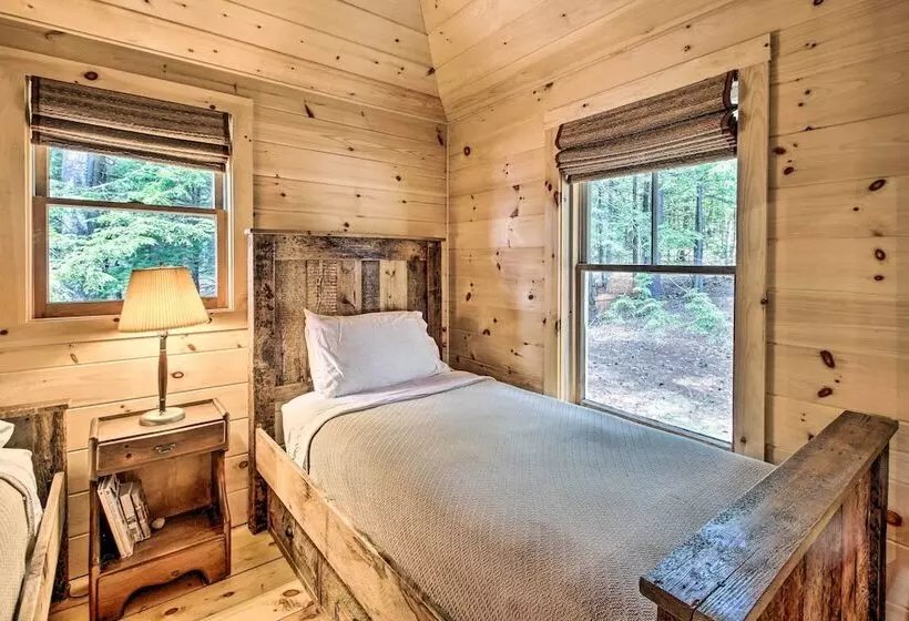 Lakefront Cottage: Boat Dock, Patio & Kayaks!