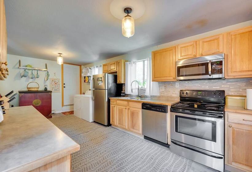 Stunning Golden Home W/ Deck ~ 35 Mi To Denver!