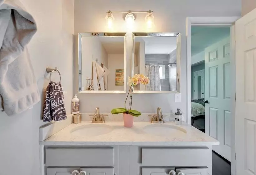 Stunning Golden Home W/ Deck ~ 35 Mi To Denver!