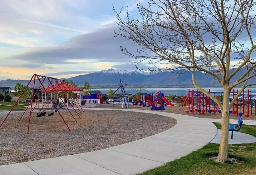 Mtn View Home: Across From Lake + 30 Mi To Skiing!