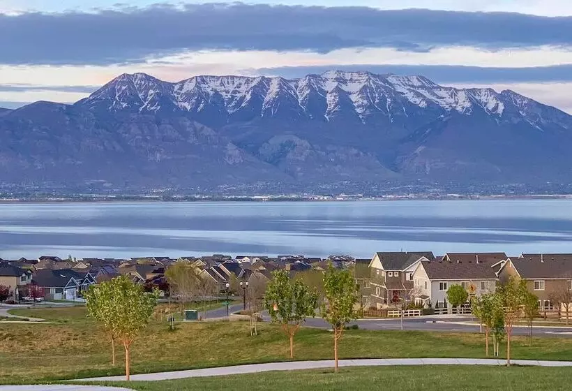 Mtn View Home: Across From Lake + 30 Mi To Skiing!