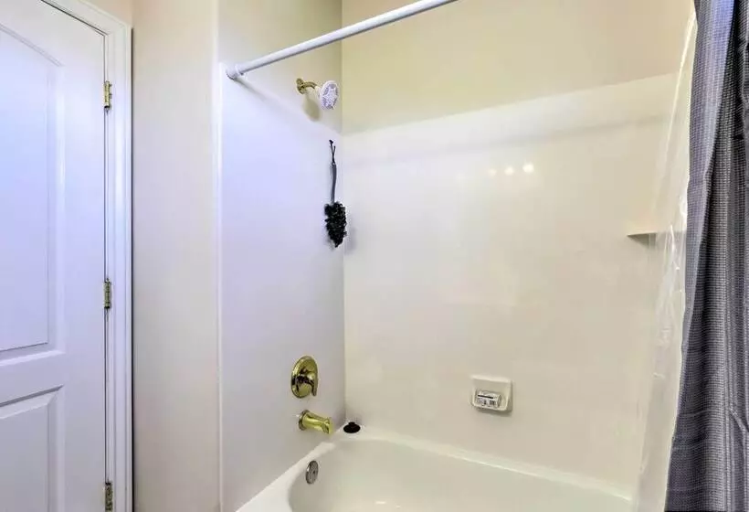 Mtn View Home: Across From Lake + 30 Mi To Skiing!