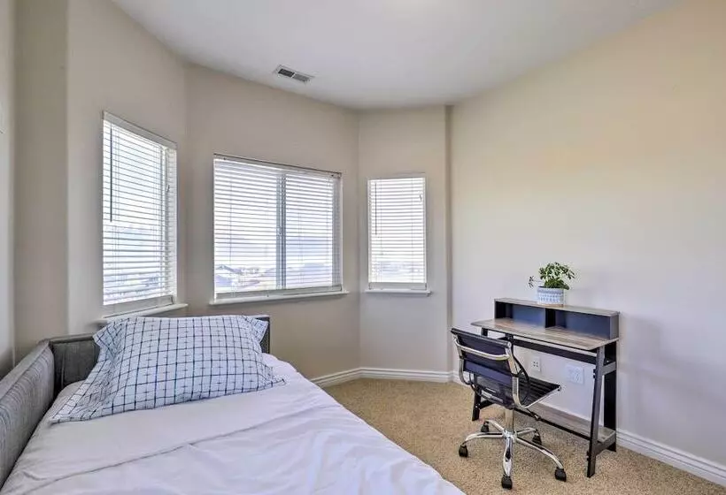 Mtn View Home: Across From Lake + 30 Mi To Skiing!