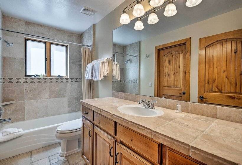 Quiet Park City Home W/ Hot Tub Walk To Main St!