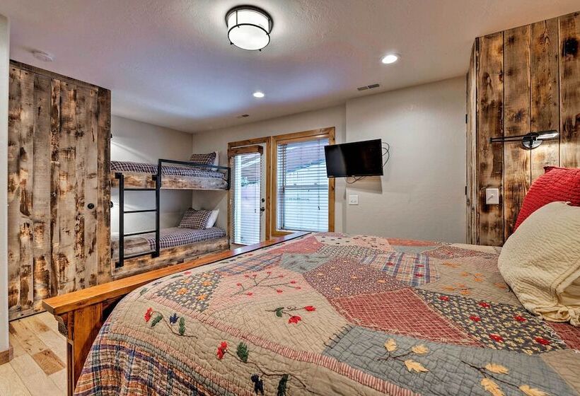 Quiet Park City Home W/ Hot Tub Walk To Main St!