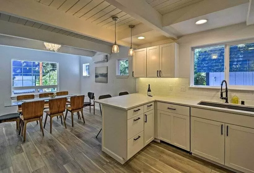 Quaint Lake Cushman Cottage W/ Private Access!