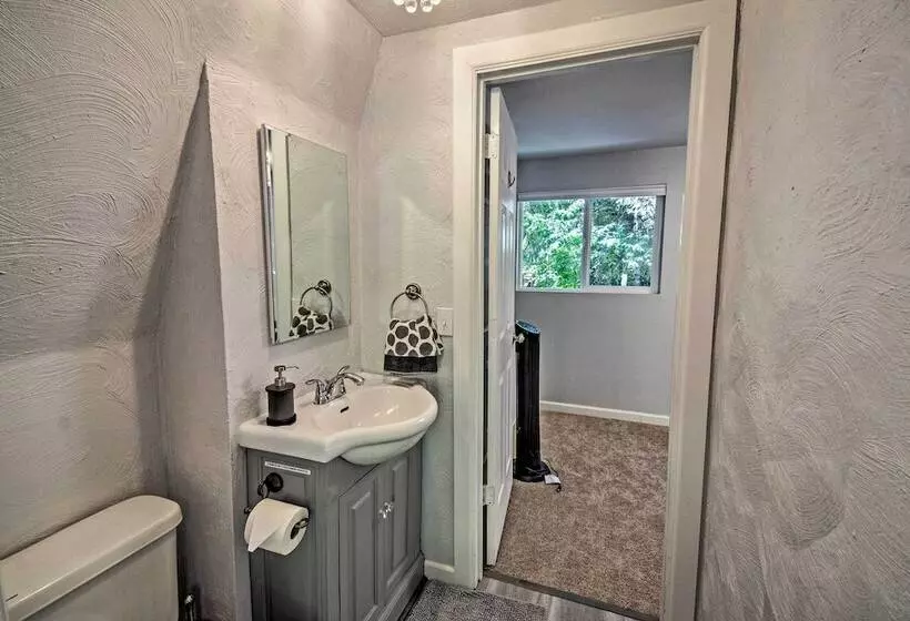 Quaint Lake Cushman Cottage W/ Private Access!