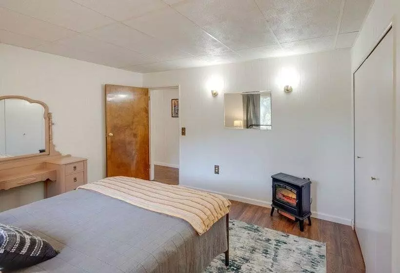 Quiet Sequoia National Forest Cabin W/ Fireplace