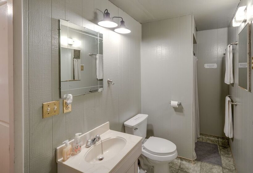 Quiet Sequoia National Forest Cabin W/ Fireplace