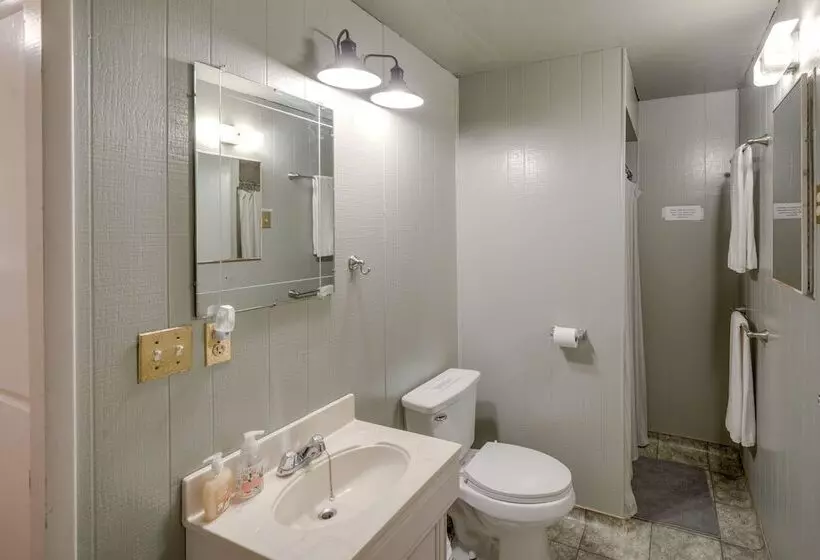 Quiet Sequoia National Forest Cabin W/ Fireplace