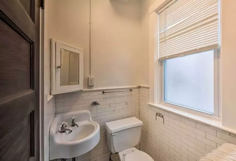 Roomy Lancaster Home: Walk To Dtwn & Hospital