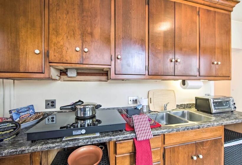 Roomy Lancaster Home: Walk To Dtwn & Hospital