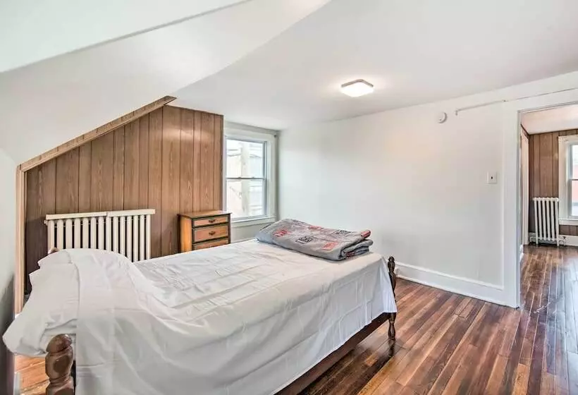 Roomy Lancaster Home: Walk To Dtwn & Hospital