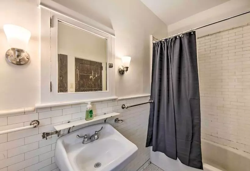 Roomy Lancaster Home: Walk To Dtwn & Hospital