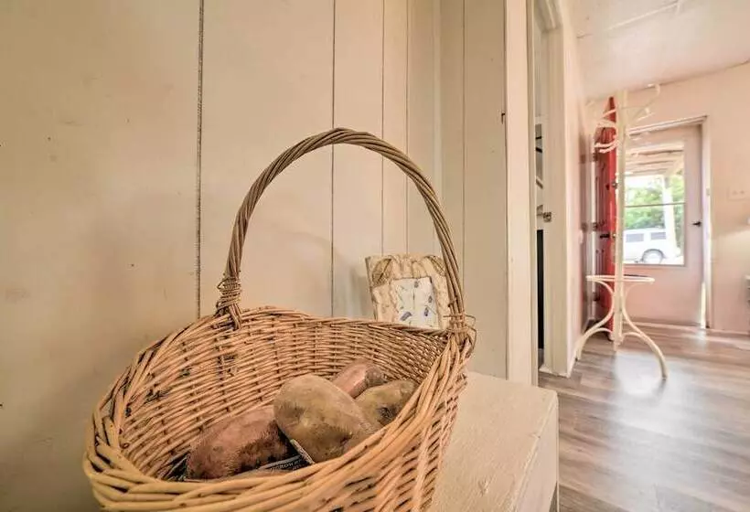 Serene Mcewen Cottage ~ 2 Mi To Golf Course!