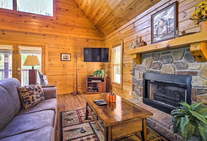 Sevierville Retreat: Private Hot Tub & Lake Views!