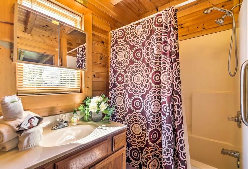 Sevierville Retreat: Private Hot Tub & Lake Views!