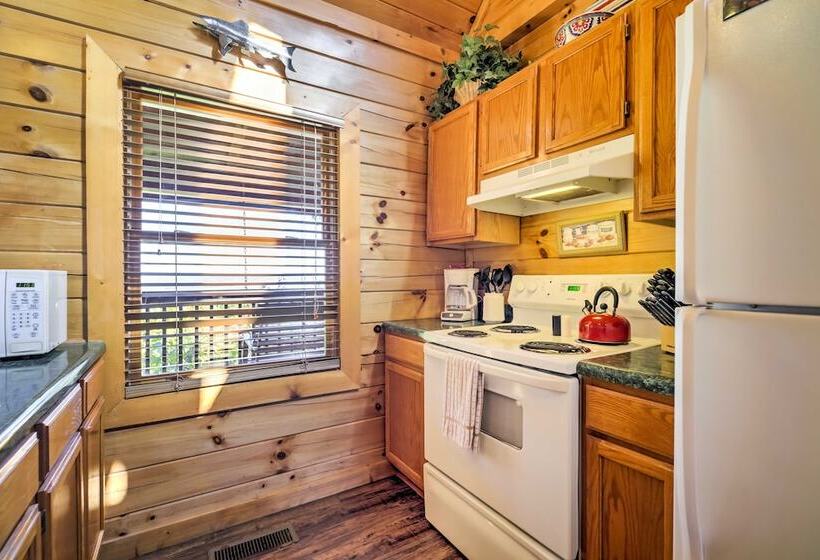 Sevierville Retreat: Private Hot Tub & Lake Views!