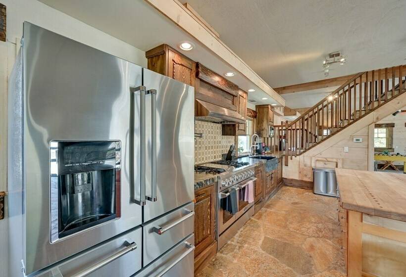 Southern California Cottage With Mountain Views