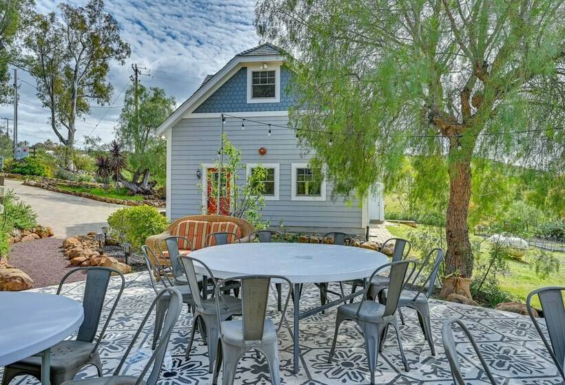 Southern California Cottage With Mountain Views