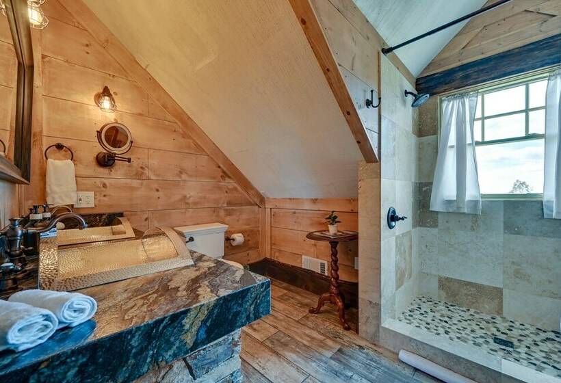 Southern California Cottage With Mountain Views