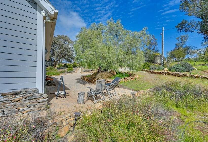 Southern California Cottage With Mountain Views