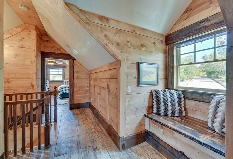 Southern California Cottage With Mountain Views