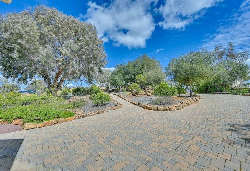 Southern California Cottage With Mountain Views