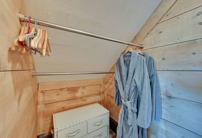 Southern California Cottage With Mountain Views