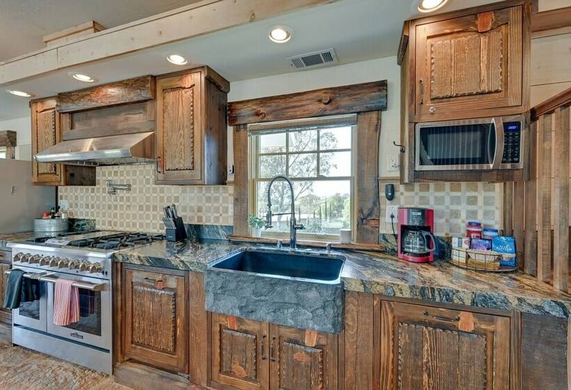 Southern California Cottage With Mountain Views