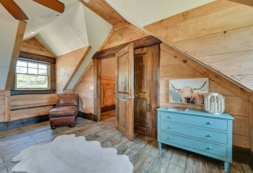 Southern California Cottage With Mountain Views