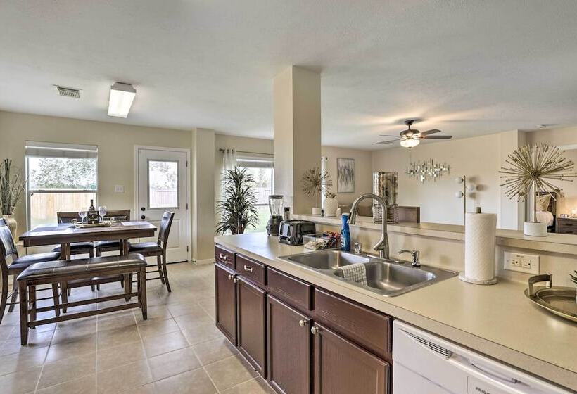 Spacious Houston Home ~ 22 Mi To Downtown!