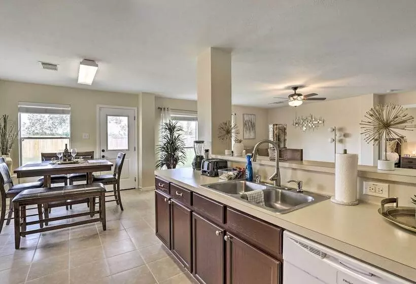 Spacious Houston Home ~ 22 Mi To Downtown!