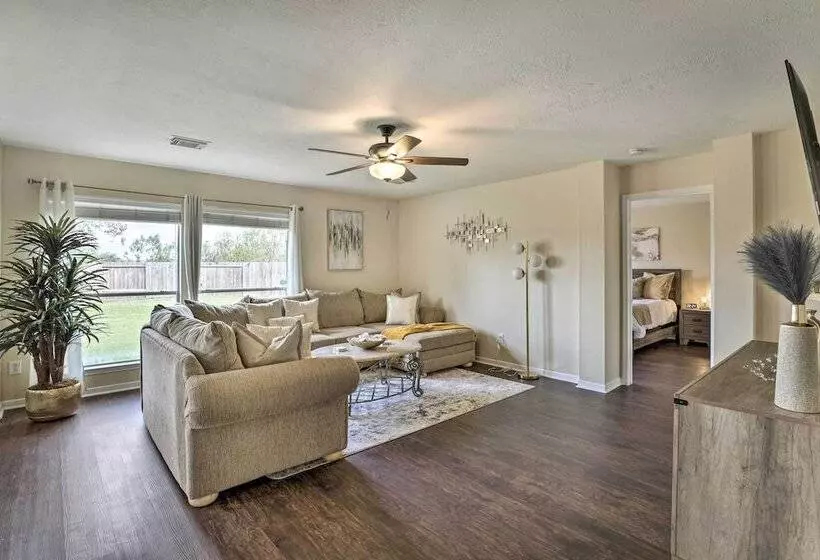 Spacious Houston Home ~ 22 Mi To Downtown!