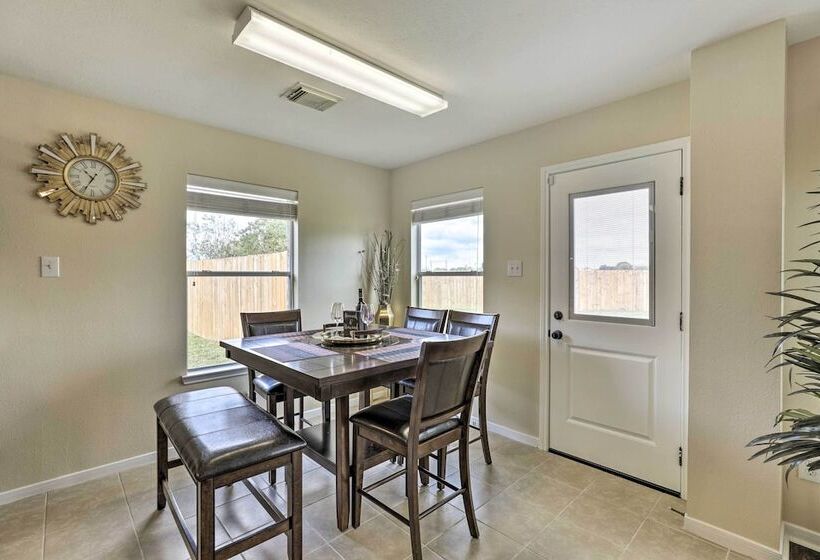 Spacious Houston Home ~ 22 Mi To Downtown!