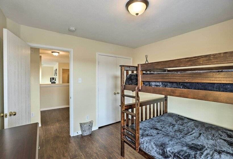 Spacious Houston Home ~ 22 Mi To Downtown!