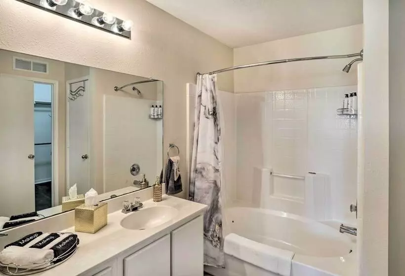 Spacious Houston Home ~ 22 Mi To Downtown!