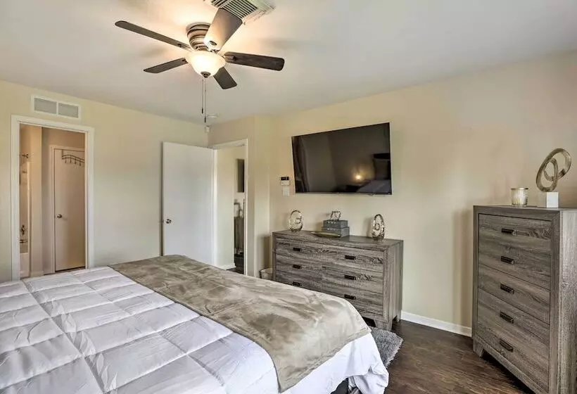 Spacious Houston Home ~ 22 Mi To Downtown!