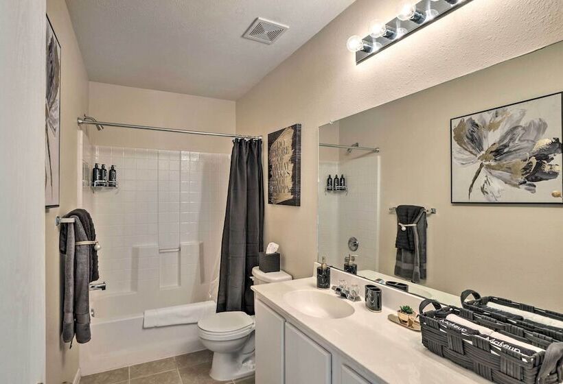 Spacious Houston Home ~ 22 Mi To Downtown!