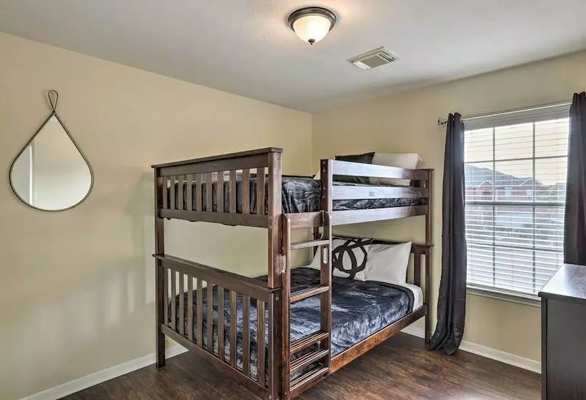 Spacious Houston Home ~ 22 Mi To Downtown!