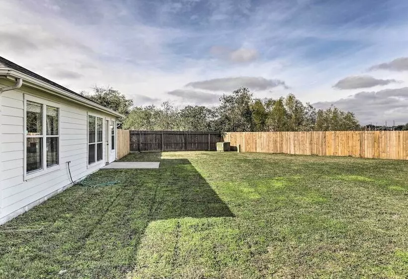 Spacious Houston Home ~ 22 Mi To Downtown!