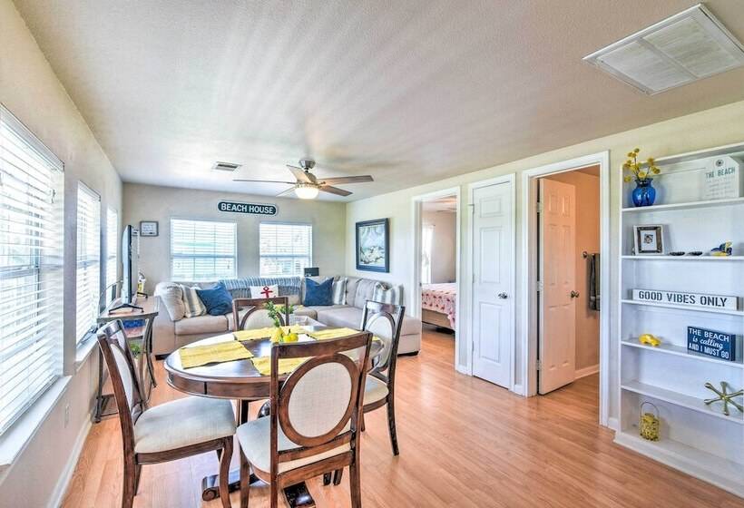 Vibrant Freeport Home W/ Patio, Walk To Beaches