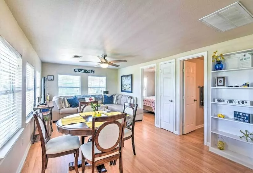 Vibrant Freeport Home W/ Patio, Walk To Beaches