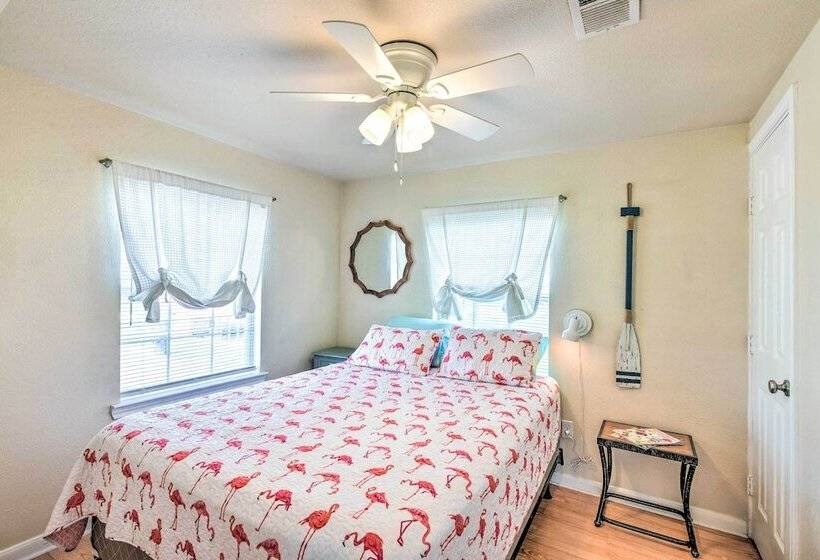 Vibrant Freeport Home W/ Patio, Walk To Beaches