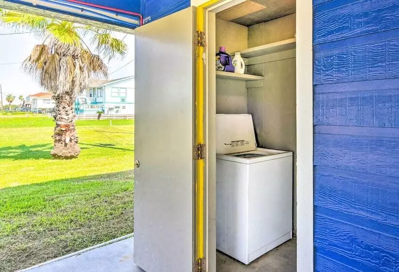 Vibrant Freeport Home W/ Patio, Walk To Beaches